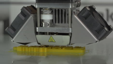 mecanismo de la impresora 3d que trabaja en el objeto de impresión