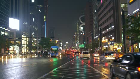 밤에 서울의 바쁜 젖은 도로