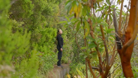 Einsame-Frau-Genießt-Den-Tiefen-Wald-Der-Insel-Teneriffa,-Fernsicht