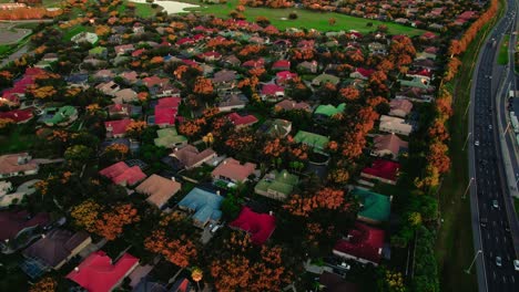 Impresionante-Exploración-Aérea-En-Vuelo-De-Drones-En-Otoño-Sobre-La-Vibrante-Autopista-De-Orlando,-Florida-En-Medio-Del-Otoño