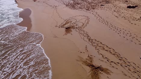 Liebesherz-Im-Sand-Am-Strand-Mit-Luftaufnahme-Gezeichnet