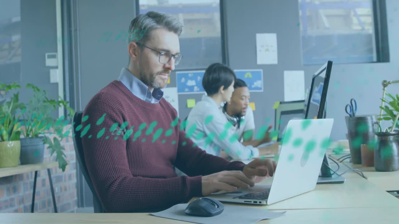 animación del procesamiento de datos financieros sobre diversas personas de negocios