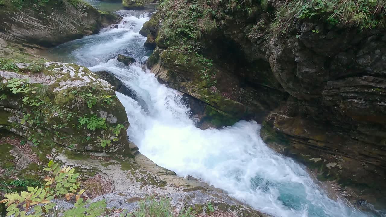 río radovna en el desfiladero de vintgar. sangrado, eslovenia
