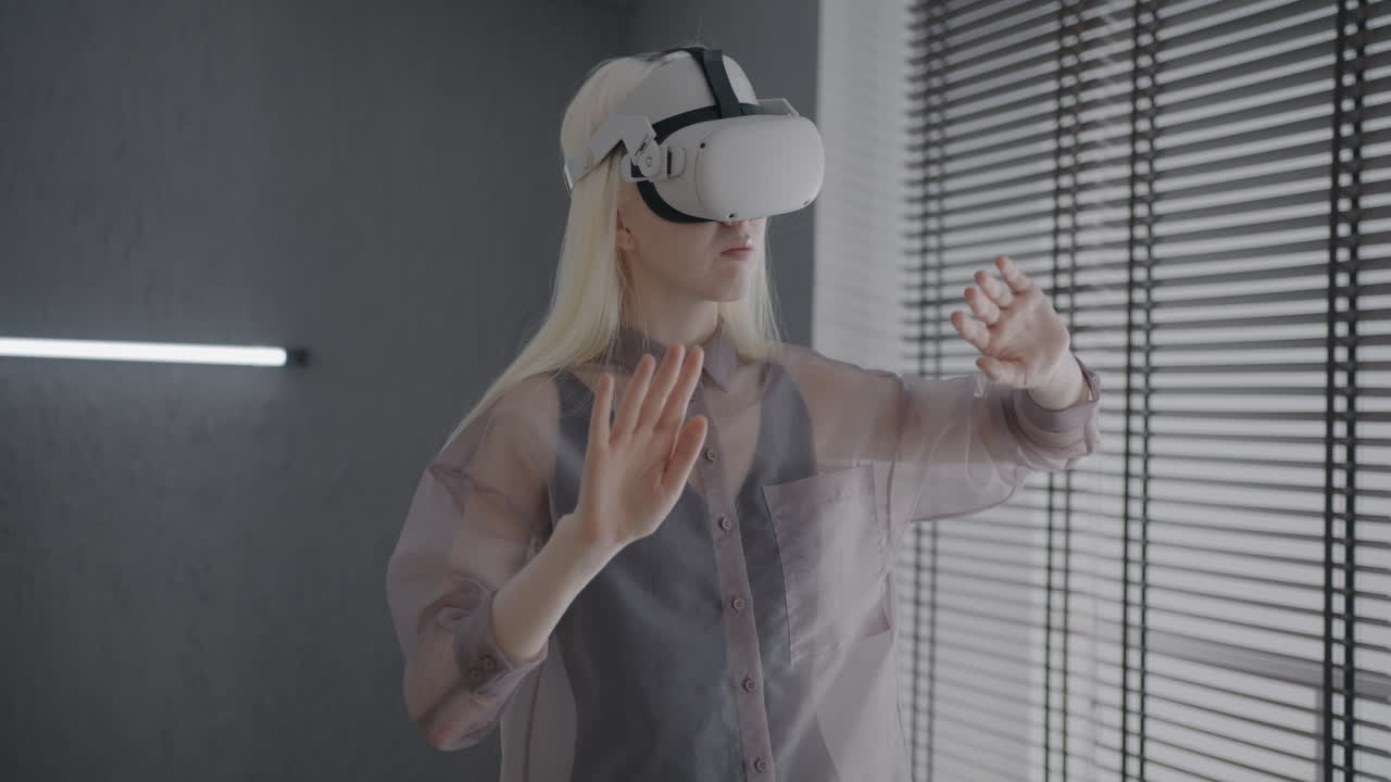 Nainen kokee virtuaalitodellisuutta