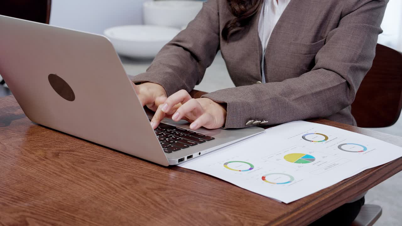 de cerca mujer caucásica usa portátil manos femeninas teclado portátil usando mensajes de texto señalando red pantalla verde clave chroma teclado chromakey dispositivo blanco mensaje de trabajo estudiante mujer de negocios
