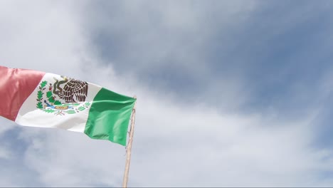 Revelando-La-Bandera-Mexicana-Ondeando-En-El-Viento