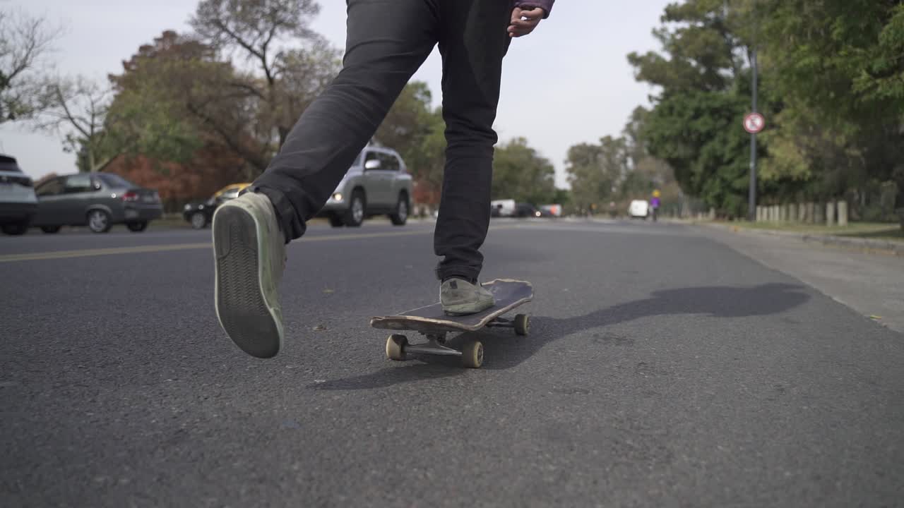 30FPS SLOWMOTION X4 - Close up skateboard skater skating on the street