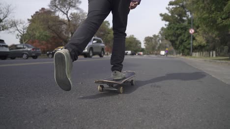 Cámara-Lenta-De-30-Fps-X4:-Patinador-De-Skate-De-Cerca-Patinando-En-La-Calle