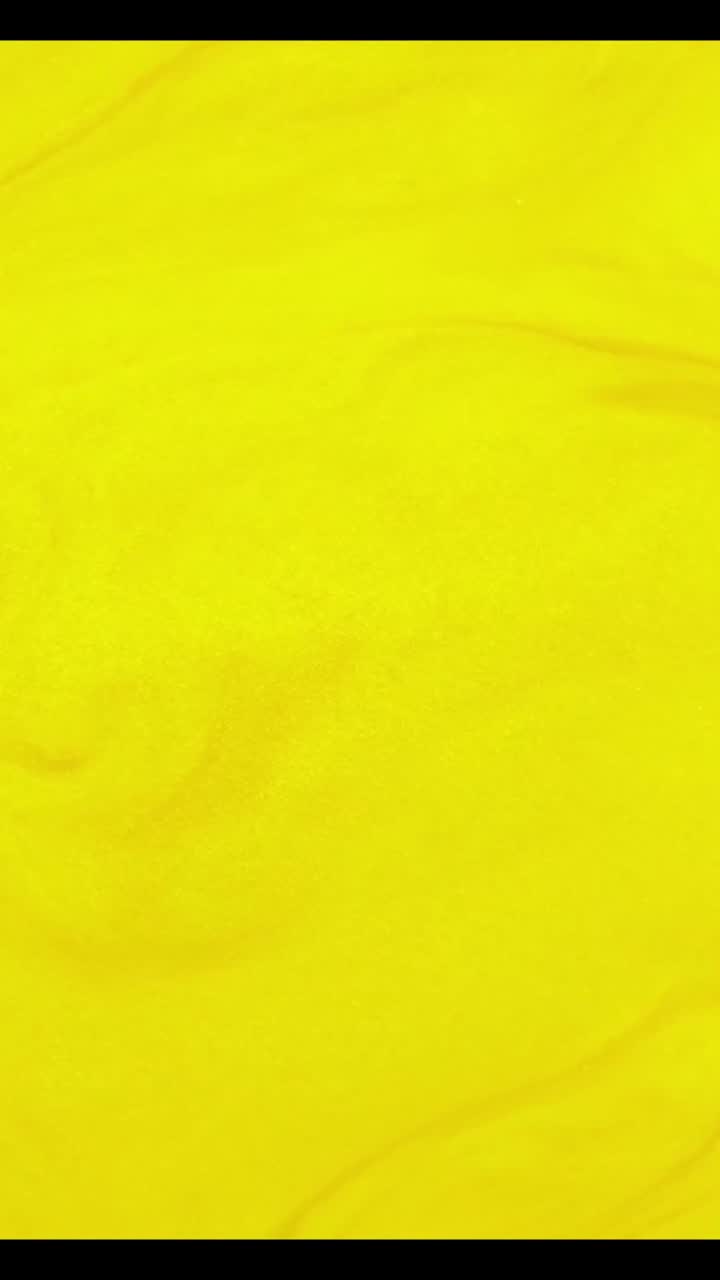 Vortici di liquido giallo astratto e texture fluida.