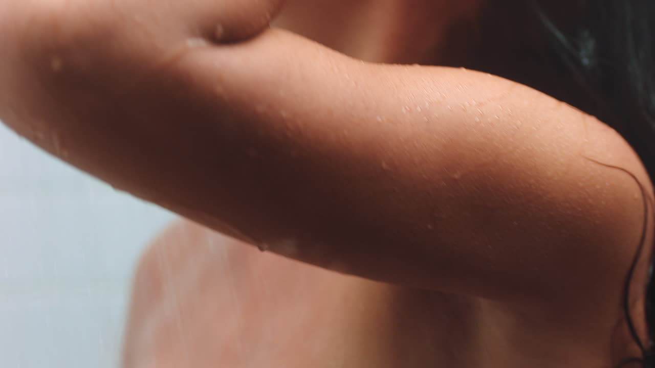 ducha, limpieza y agua con una mujer