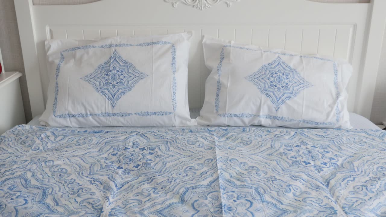 синяя и белая постельная одежда