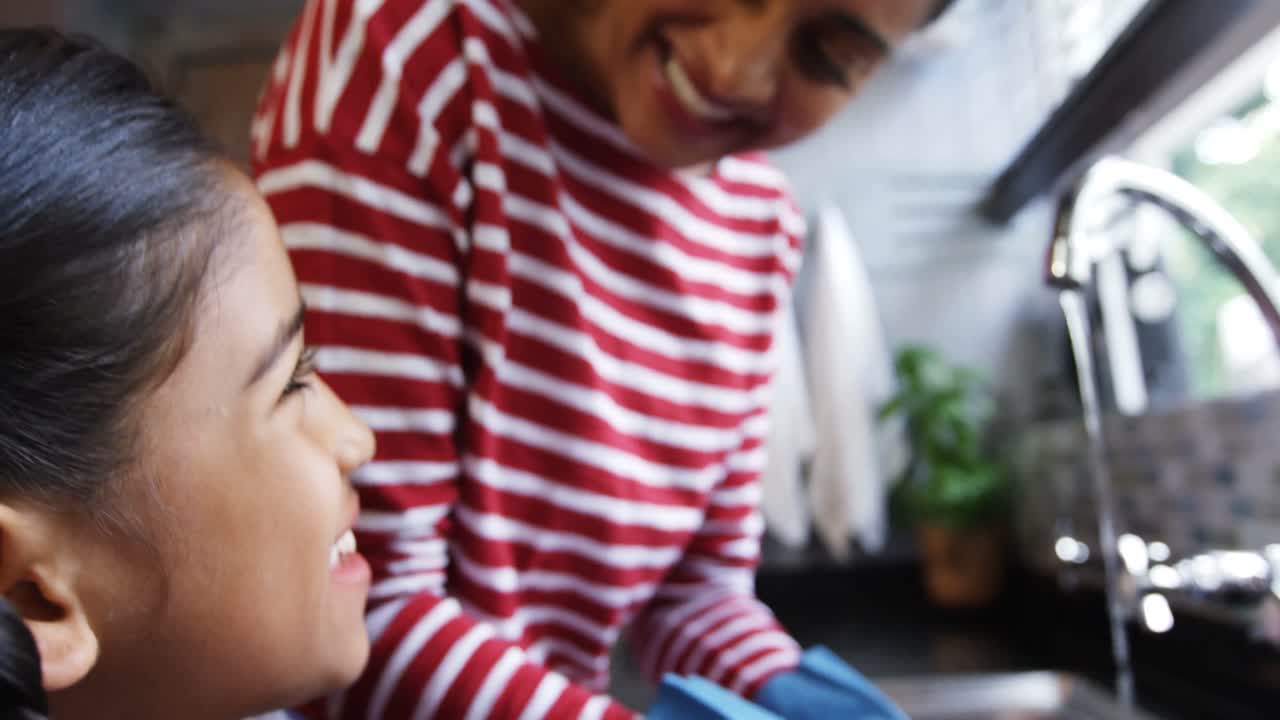 어머니 와 딸 이 부 ⁇  4k 에서 접시 를  ⁇ 고 있다