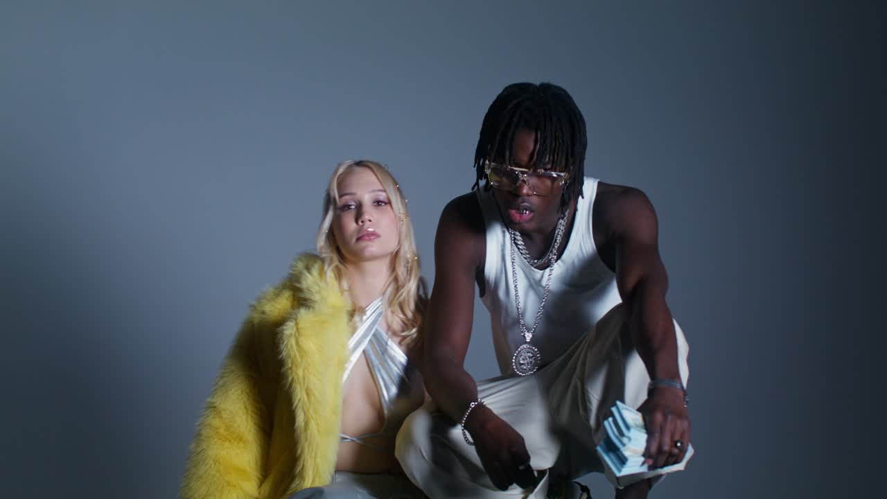 стильная пара позирует с деньгами