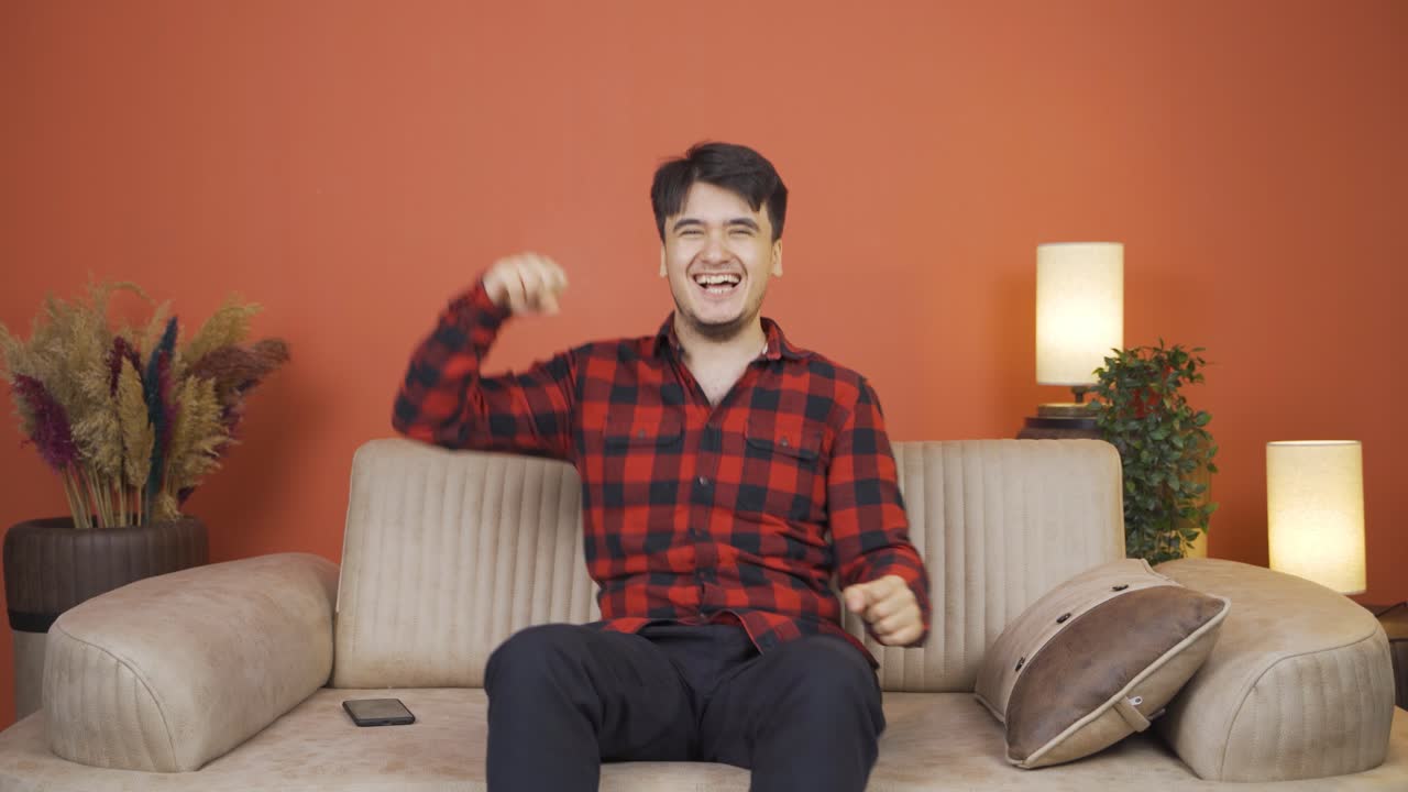 카메라에 맞춰 춤을 추는 행복한 남자