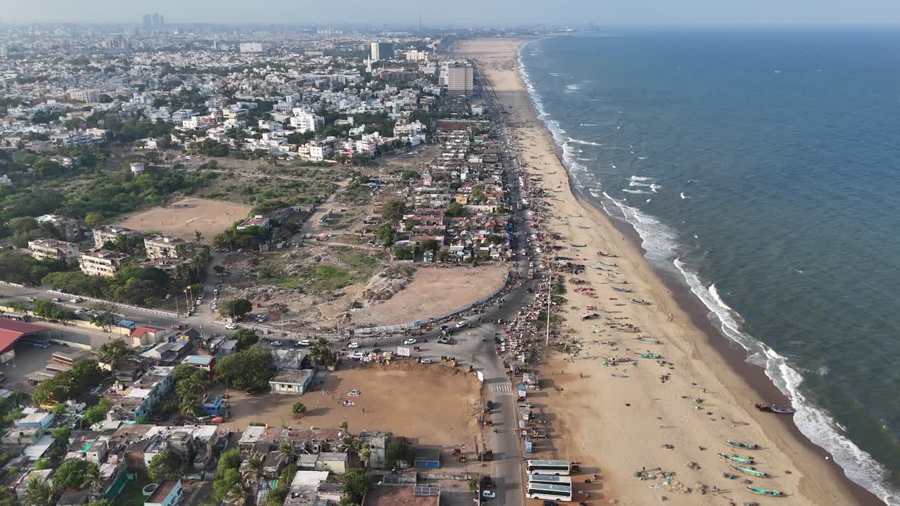 Una prospettiva con drone che mostra edifici di baraccopoli densamente popolati vicino alle rive di Marina.