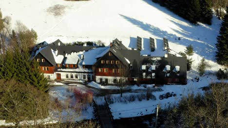 Pequeño-Pueblo-En-Bielice,-Polonia-Invierno,casa,nieve,árboles,montaña,laderas,gaulteria,polonia