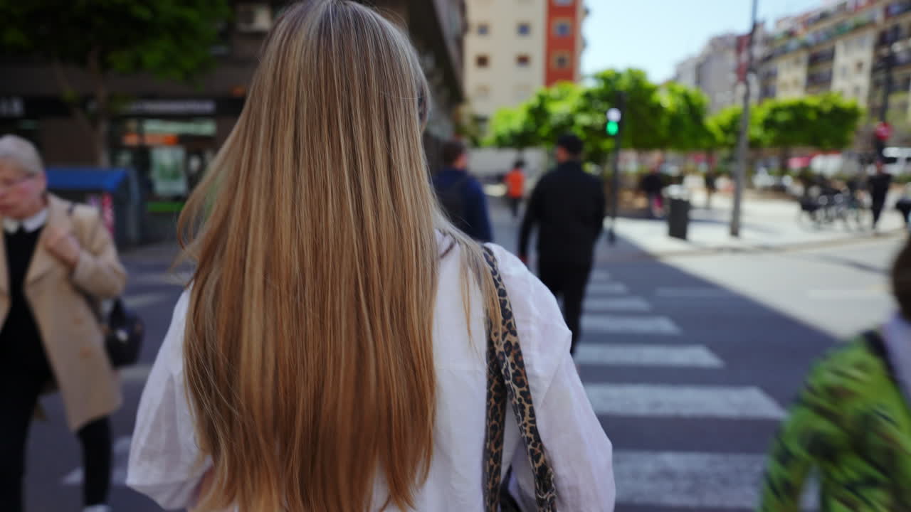 도시 거리를 걷는 여자