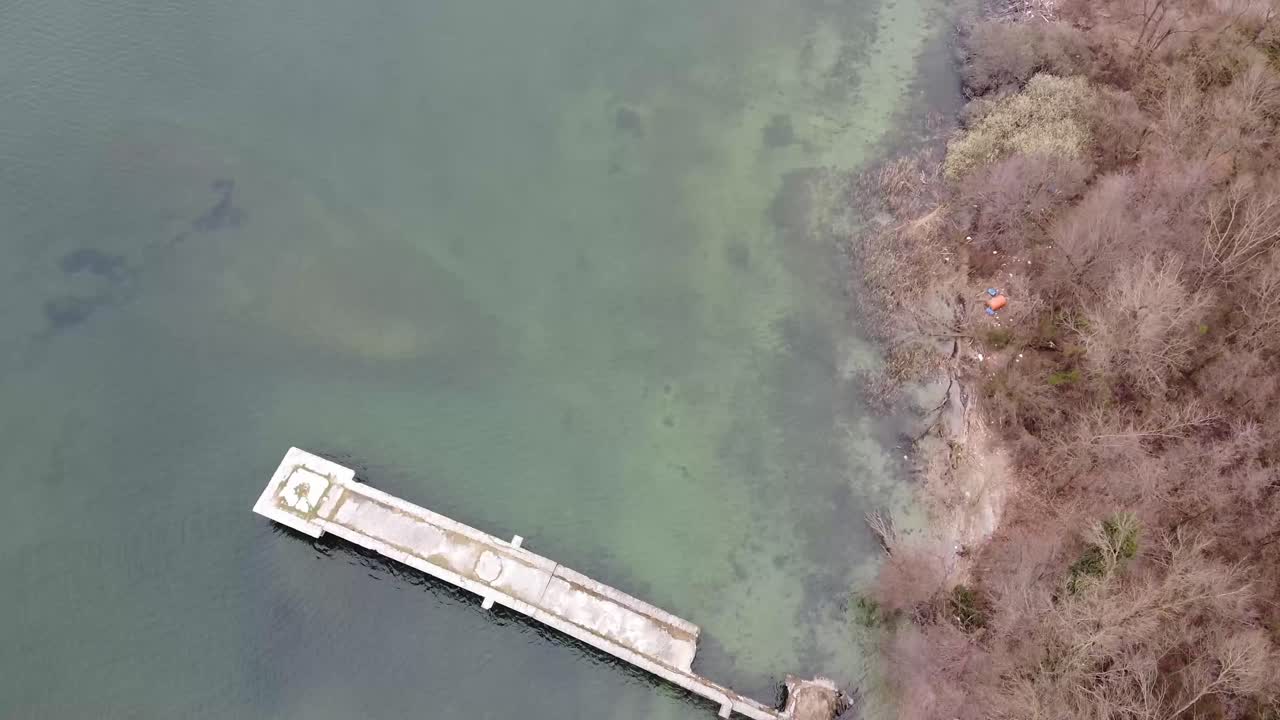 부서진 오래된 수상 비행기 다리, 티치노 강으로 이어지는 도크