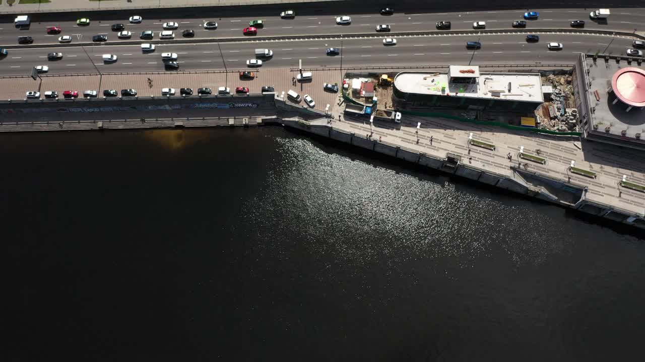 강, 고속도로, 건설 현장 을 가진 도시 풍경