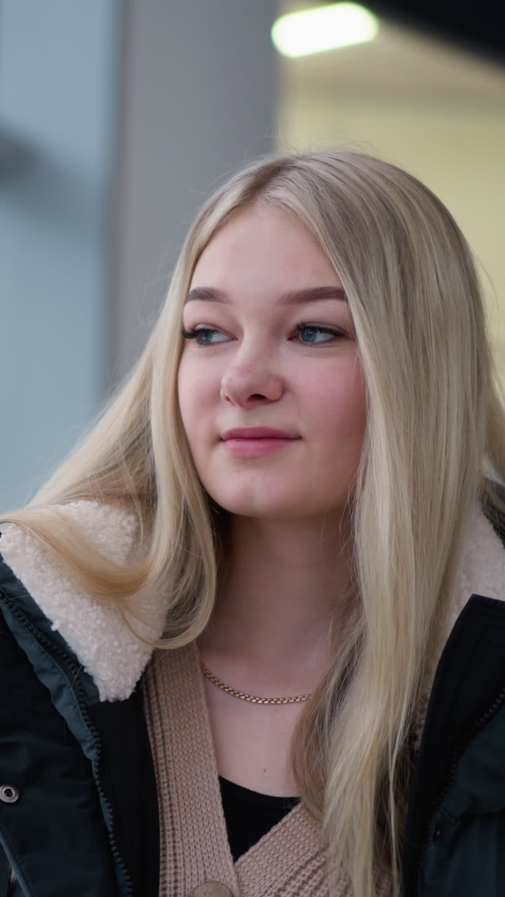 머리카락이 아지는 상적인 여성, 창문에서 볼 수 있는 반사, 깊은 생각, 흐릿한 도시 풍경 배경, 반사와 내성의 감각을 불러일으킨다.