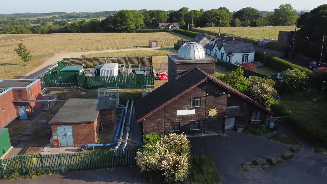 Luftaufnahme des silbernen Kuppeldachs des Pex Hill Leighton Observatoriums auf einem Hügel in ländlichem Ackerland bei Sonnenaufgang.