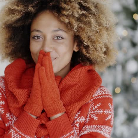 sonriente mujer joven feliz en un traje de navidad