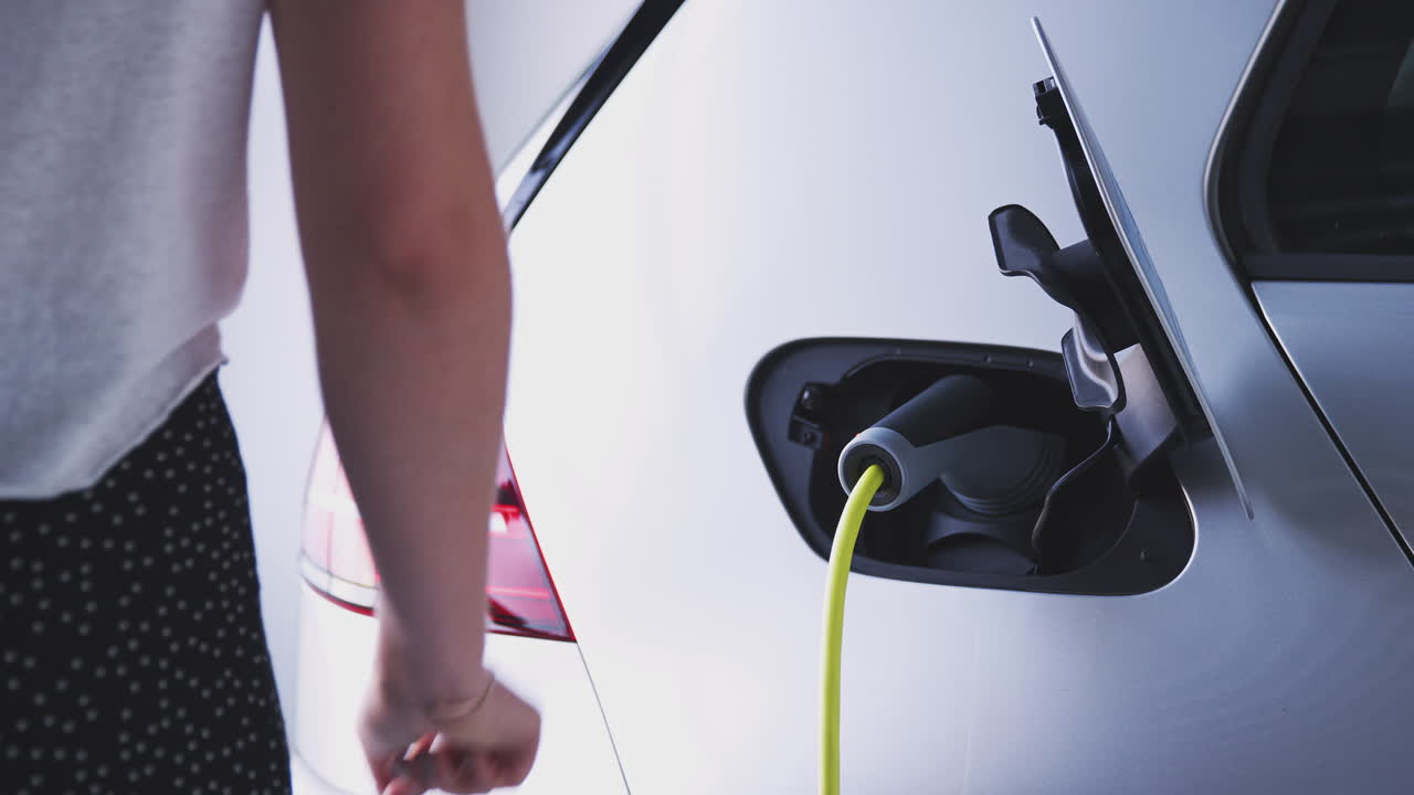 Çevre Dostu Sıfır Emisyonlu Elektrikli Arabaya Güç Kablosu Takma Elin Yakın Çekimi