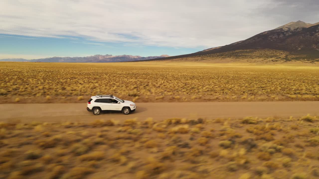산골짜기 비포장 도로에서 운전하는 자동차는 공중 촬영 4k를 비행합니다.