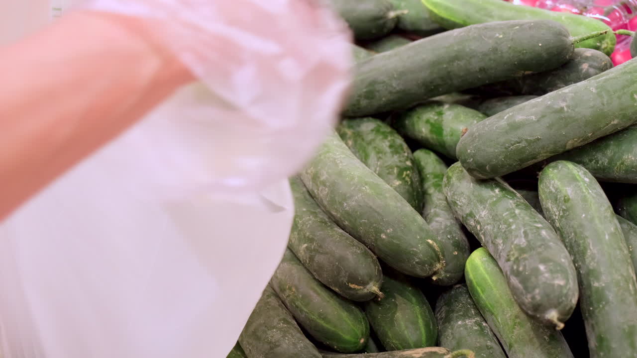 recogiendo pepino en el mercado de verduras