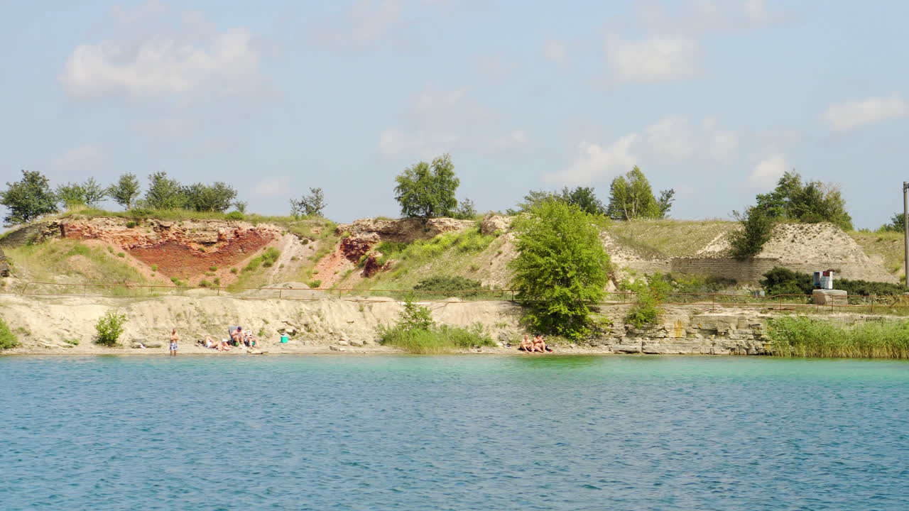 vacaciones ansioso multitud gente ciudadanos natación bronceado en laguna azul playa rocas cristal claro agua viejo minería cueva exótico clima paraíso turista turismo ubicación guay escondido raro tropical playa