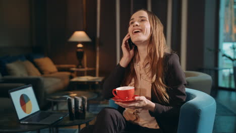 Mujer-Sonriente-Llamando-Al-Móvil-En-El-Salón-Del-Hotel.-Mujer-De-Negocios-Hablando-De-Teléfono-Inteligente