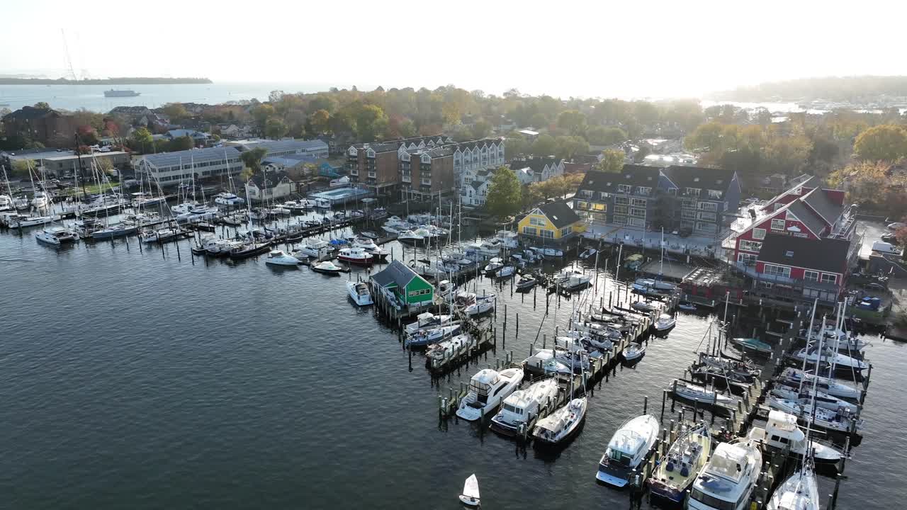 Puerto deportivo con yates de lujo y embarcaciones en Annapolis, Maryland
