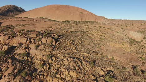 Vista-Aérea-De-La-Región-árida-Y-Montañosa-Del-Cabo-Norte,-Sudáfrica