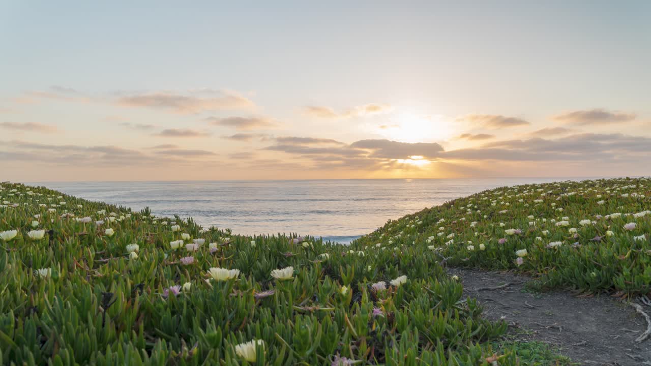 해변에서 일몰의 아름다운 경치 시간 경과