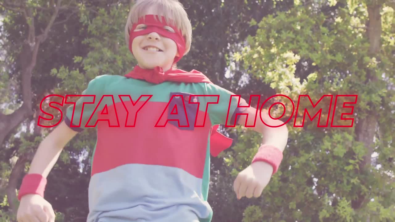 다채로운 네온 단어의 애니메이션 케이프를 입은 백인 소년보다 집에 머물