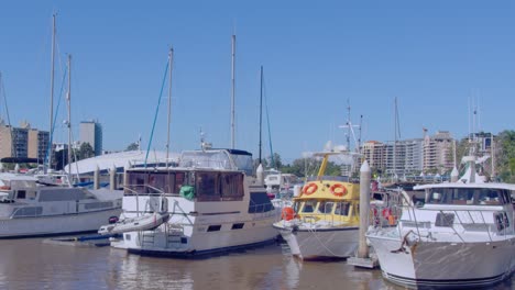 Barcos-Amarrados-En-Un-Puerto-Deportivo-Del-Centro-De-La-Ciudad-Con-Edificios-De-Apartamentos-En-El-Fondo