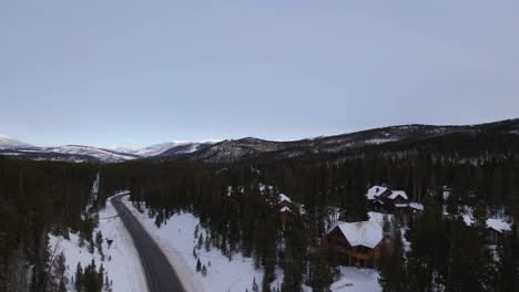 Cabaña-De-Invierno-En-Una-Carretera-Solitaria-En-Montañas-Nevadas