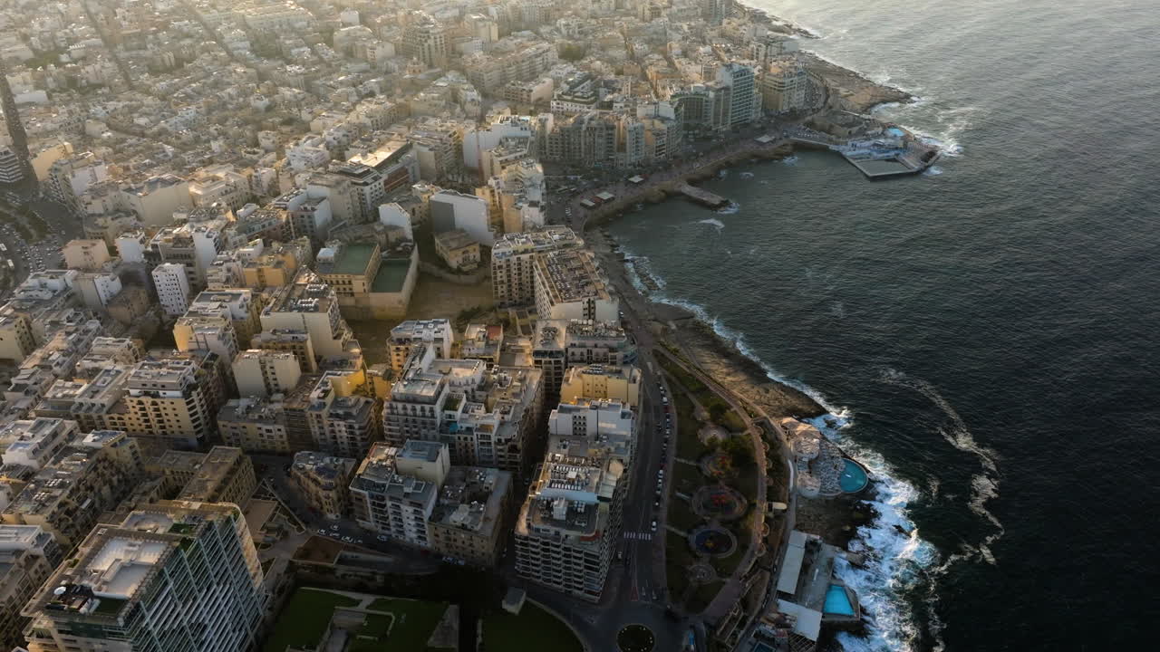 Ripresa aerea inclinata con vista sul paesaggio urbano di Qui-Si-Sana, tramonto a Sliema, Malta