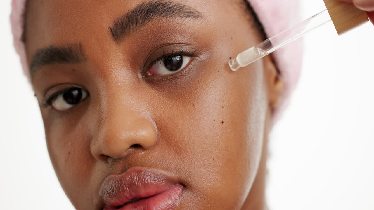 mujer aplicando suero en la cara