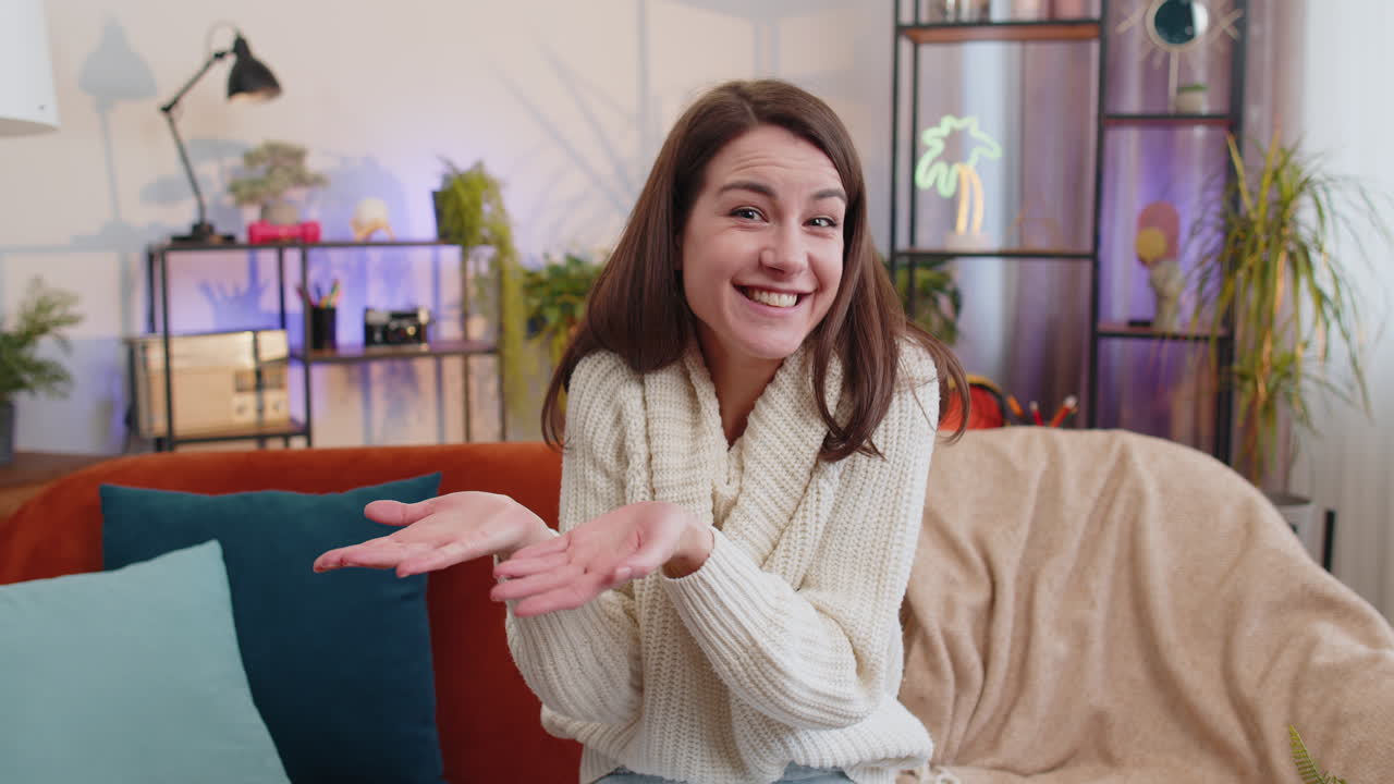 mujer levantando las manos preguntando qué por qué razón del fracaso anti lifehacks ridiculiza incredulidad irritación