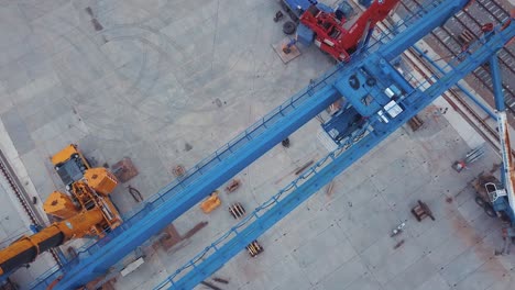 mantenimiento y reparación de grúas en una instalación portuaria