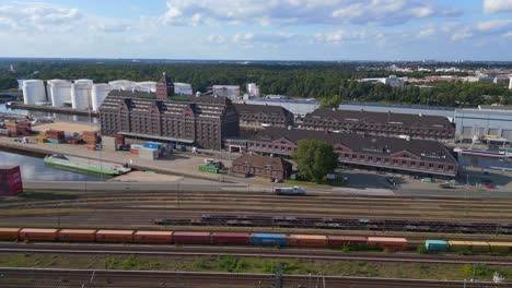 Tanques-De-GLP-Westhafen-Puerto-De-La-Ciudad-De-Berlín-En-El-Río