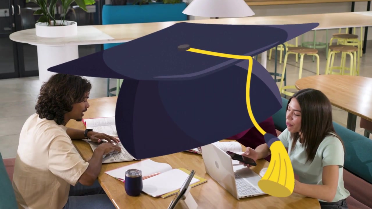 Studerende par i beige skjorte og mintfarvet top gennemgår på laptops ved rundt bord, animeret studenterhue