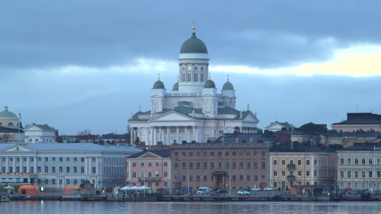 lapso de tiempo del paisaje urbano que muestra la catedral de helsinki desde el otro lado del río, día nublado