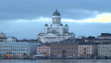 Lapso-De-Tiempo-Del-Paisaje-Urbano-Que-Muestra-La-Catedral-De-Helsinki-Desde-El-Otro-Lado-Del-Río,-Día-Nublado