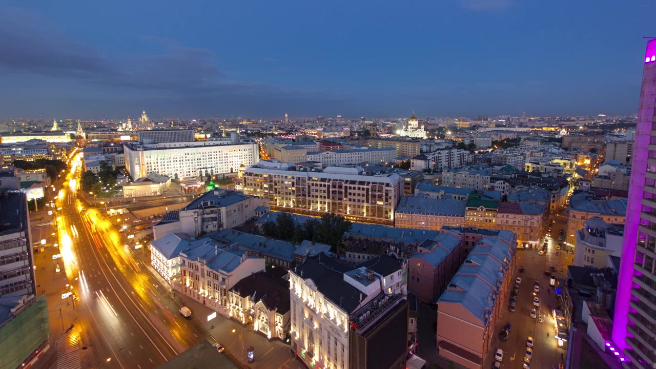 Vista panoramica dell'edificio dal tetto del centro di Mosca, timelapse della transizione dal giorno alla notte da Nuova Arbat, Russia. Veduta aerea dall'alto dopo il tramonto.