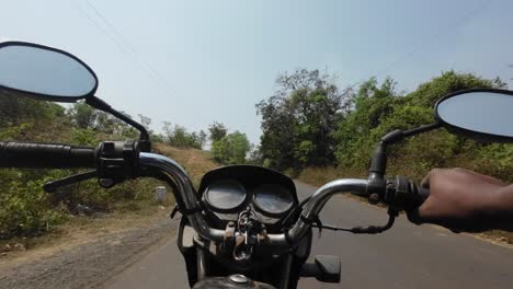 paseo en bicicleta en malvan árboles verdes sur de la india hermoso camino