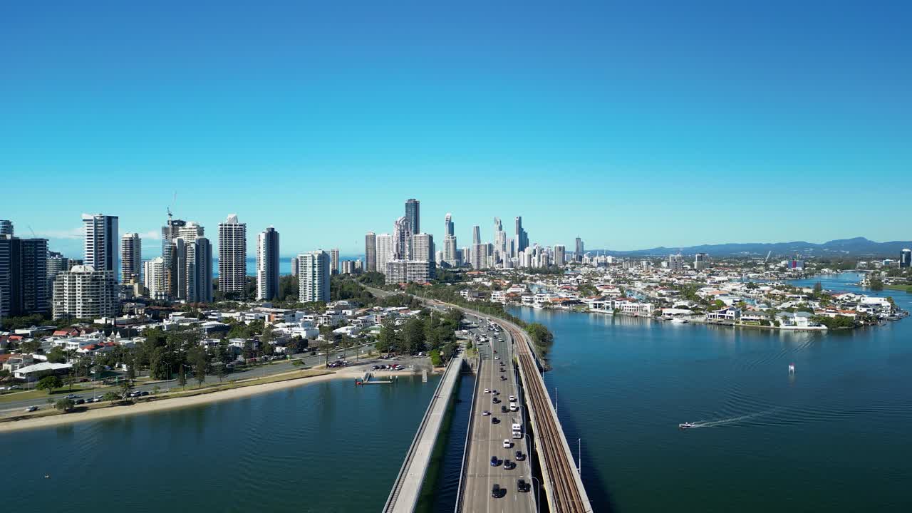 주 해변의 골드 코스트 교외와 상징적인 서퍼 파라다이스 스카이 라인을 바라보는 선데일 다리의 높은 전망