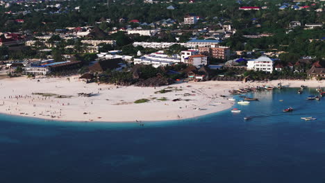 Playa-De-Kendwa-Donde-Turistas-Y-Lugareños-Mezclan-Colores-Y-Alegría,-Concepto-De-Vacaciones-De-Verano,-Vista-Aérea-De-Zanzíbar,-Tanzania