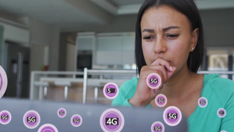 animación de textos de 6g sobre una mujer biracial usando una computadora portátil